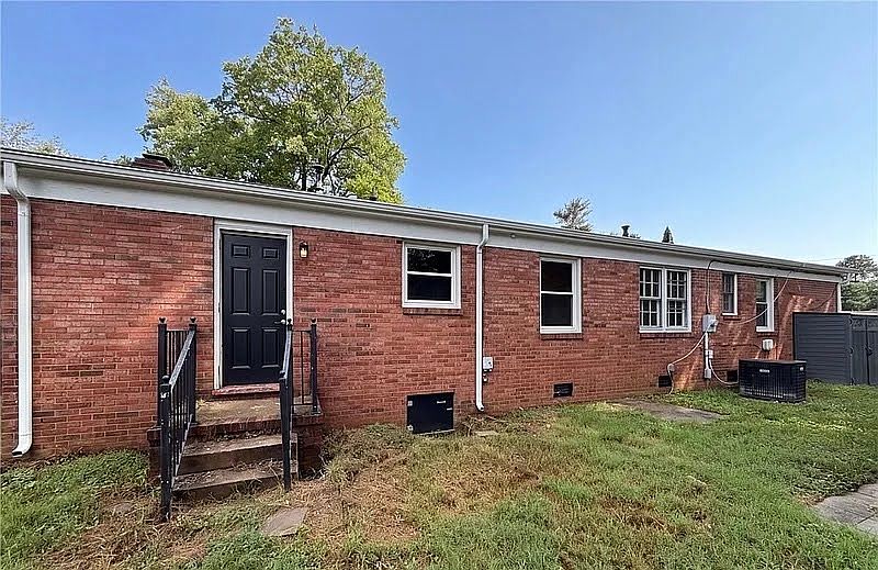 1st image of 1015 Forest View Dr
