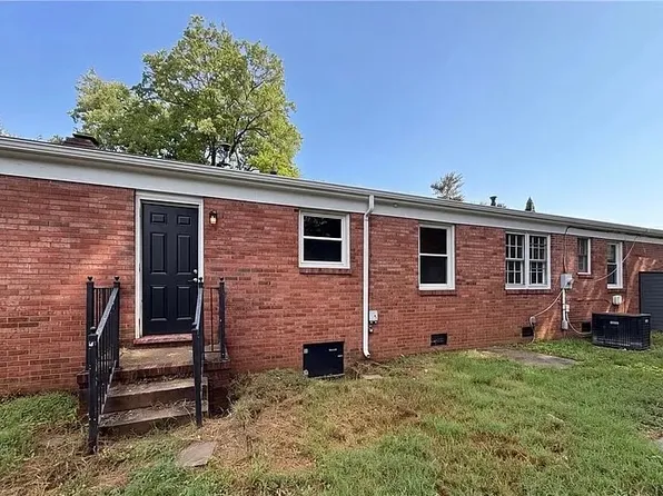 1015 Forest View Dr, Colonial Heights, VA 23834