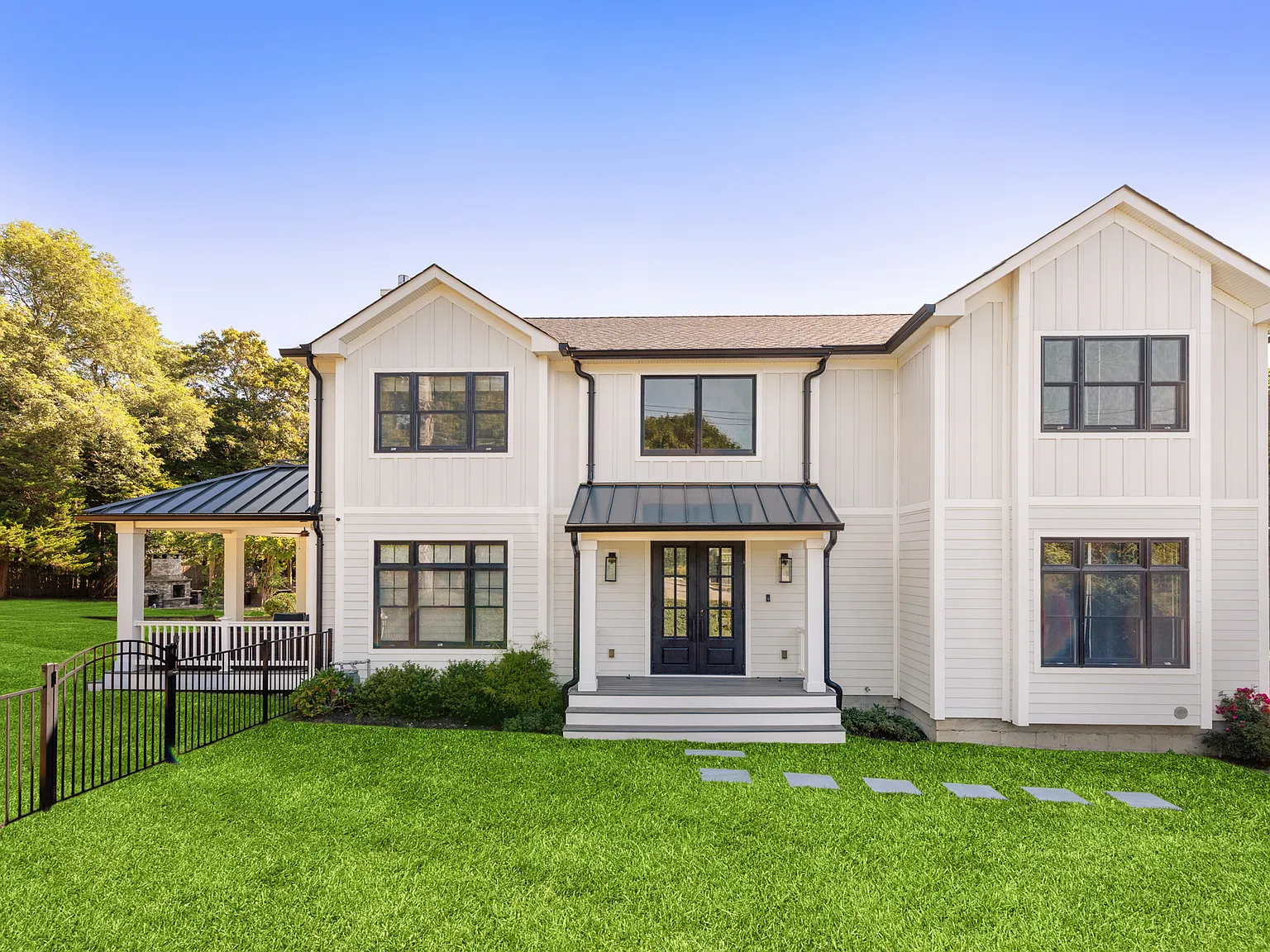 Southampton New Construction with Pool House — Photo 2