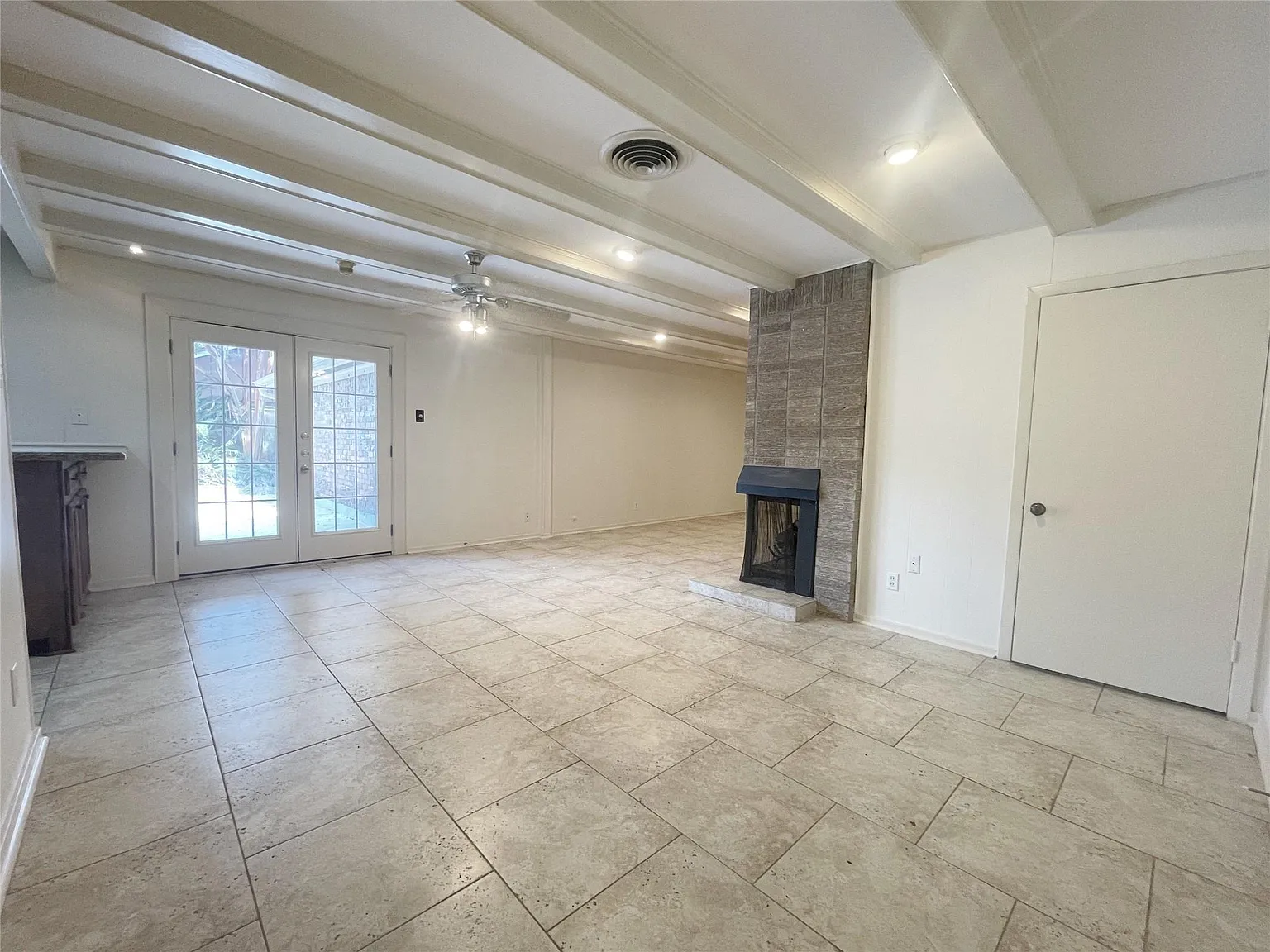3 bed, 2.0 bath, 1992 sqft, $2,625 — Photo 4