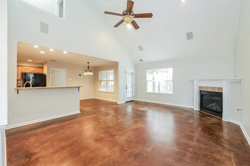 4 bed, 2.5 bath, 2438 sqft, $2,370 — Photo 4