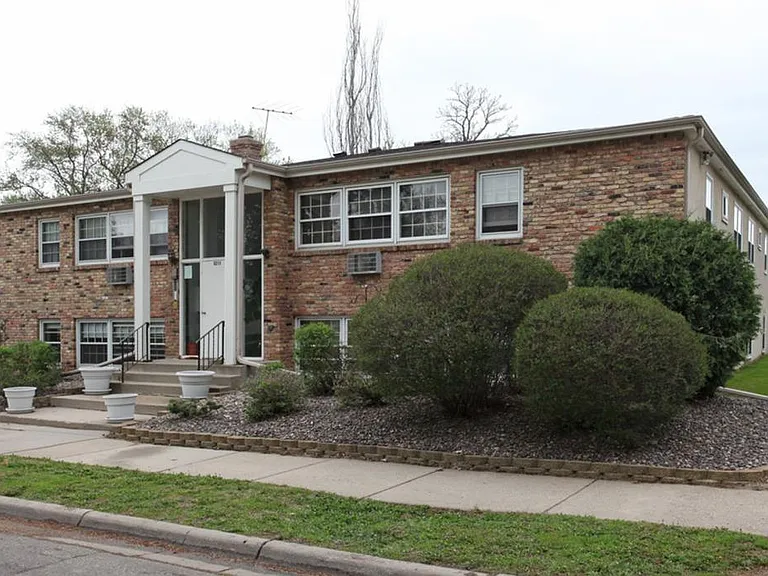 Brand New Remodeled Nina Flats — Photo 14