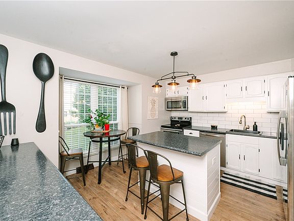 3rd image of 599 Thorncliffe Dr