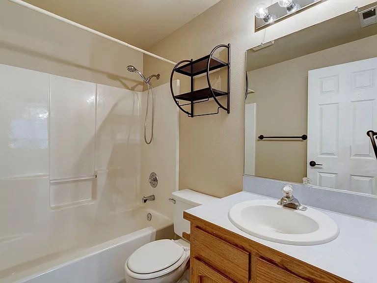 1250 SW Heller St #E1 — Photo 13