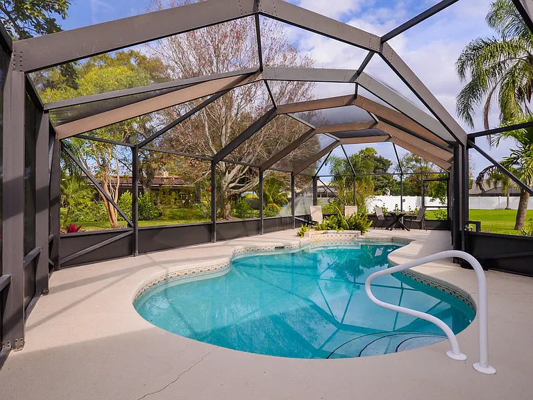 2411 NE Pinecrest Lakes Blvd — Photo 35