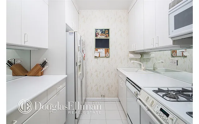 Sold by Douglas Elliman | media 14