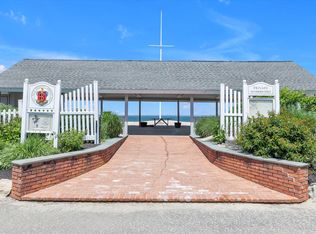 10 Bay Dr W, Huntington, NY 11743
