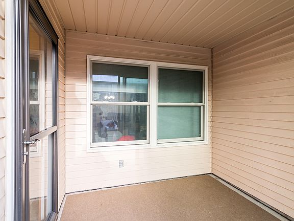 5th image of 61137 Greenwood Dr