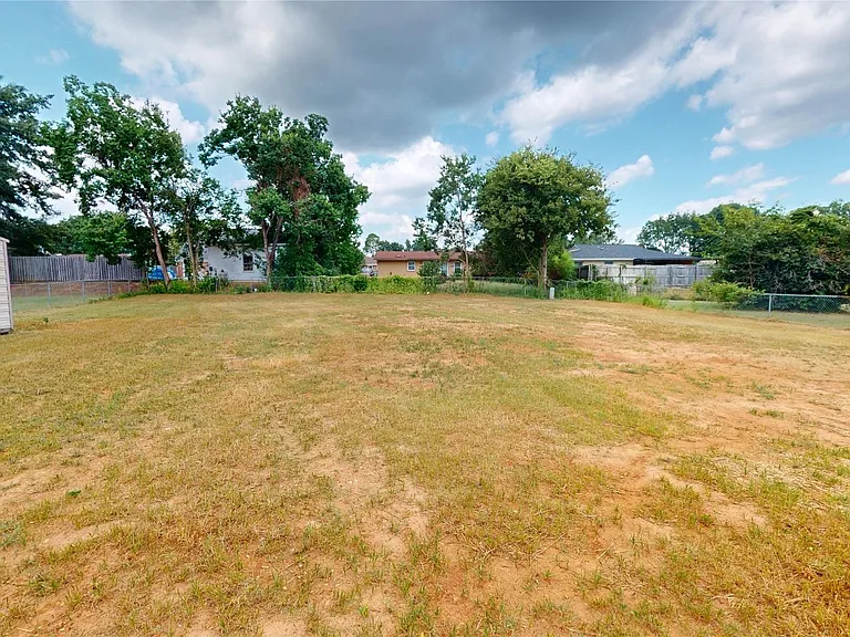 109 Sheila Blvd — Photo 32