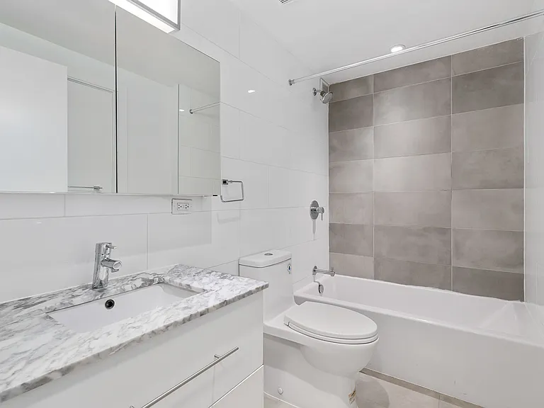 230 E 44th St #2D — Photo 6