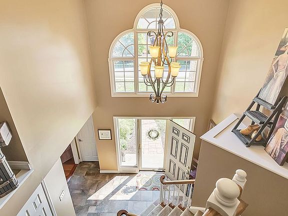 2-story foyer