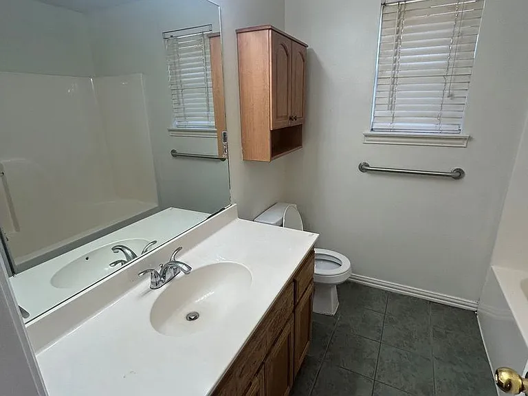 1001 Brookhaven Dr — Photo 3