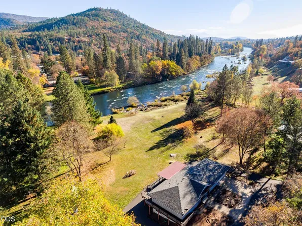 7266 Rogue River Dr, Shady Cove, OR 97539