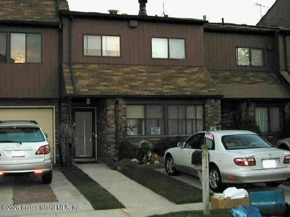 63 Gateway Dr, Staten Island, NY 10304