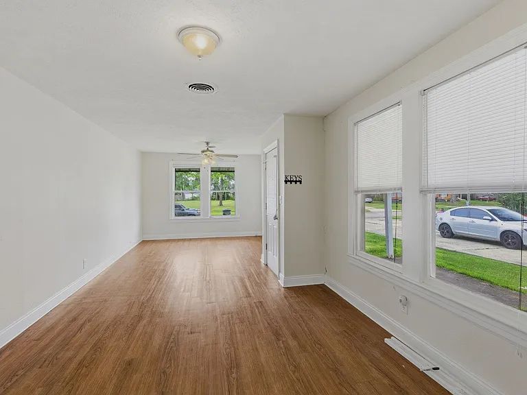 146 Lucille St — Photo 2