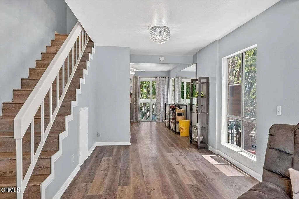 225 S Ventura Rd — Photo 3