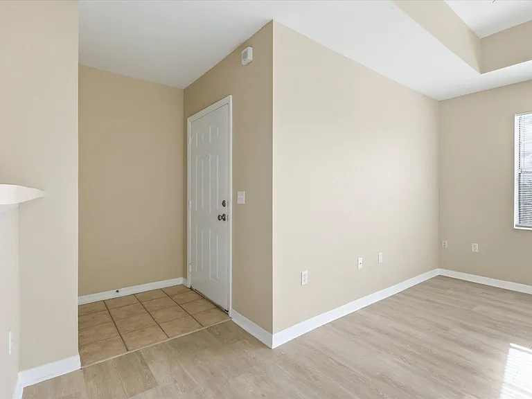 1015 Villagio Cir #202 — Photo 4
