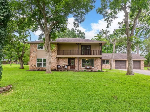 1055 S Anderson St, Angleton, TX 77515