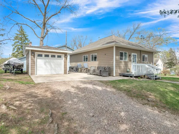 702 15th St, Spirit Lake, IA 51360