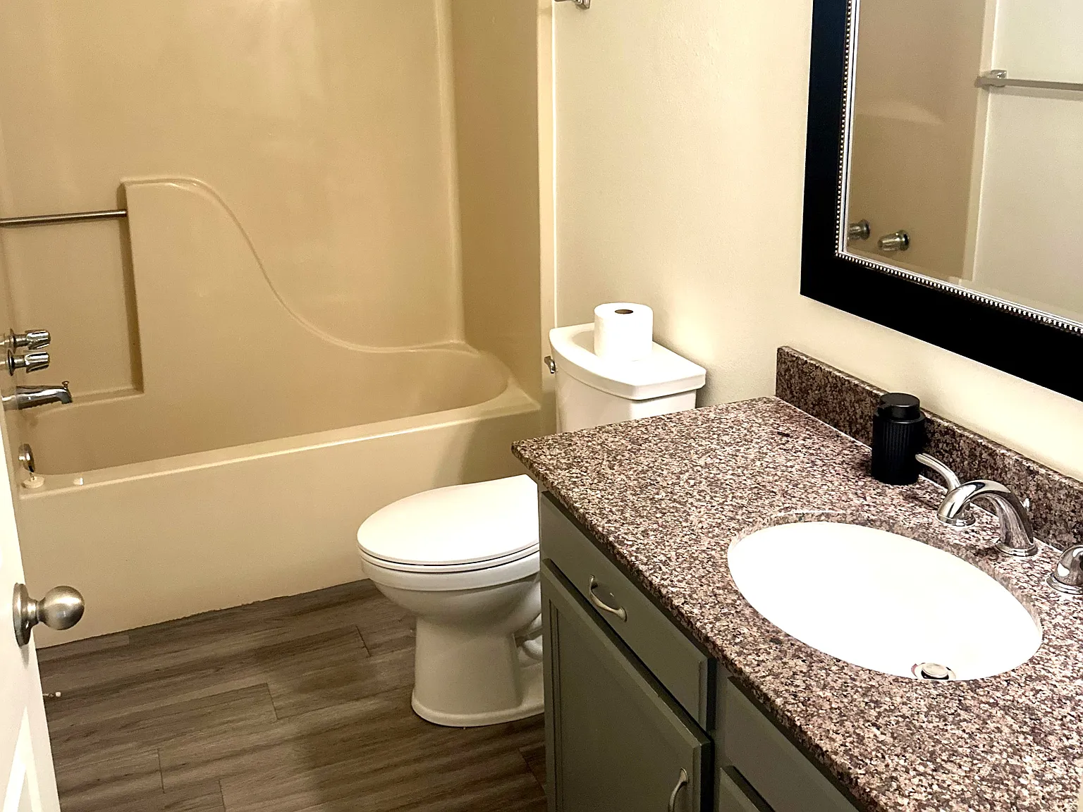 3 bed, 1044 sqft, $1,500 — Photo 2