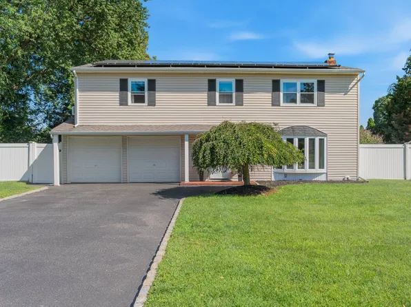 9 Silver Dr, Centereach, NY 11720