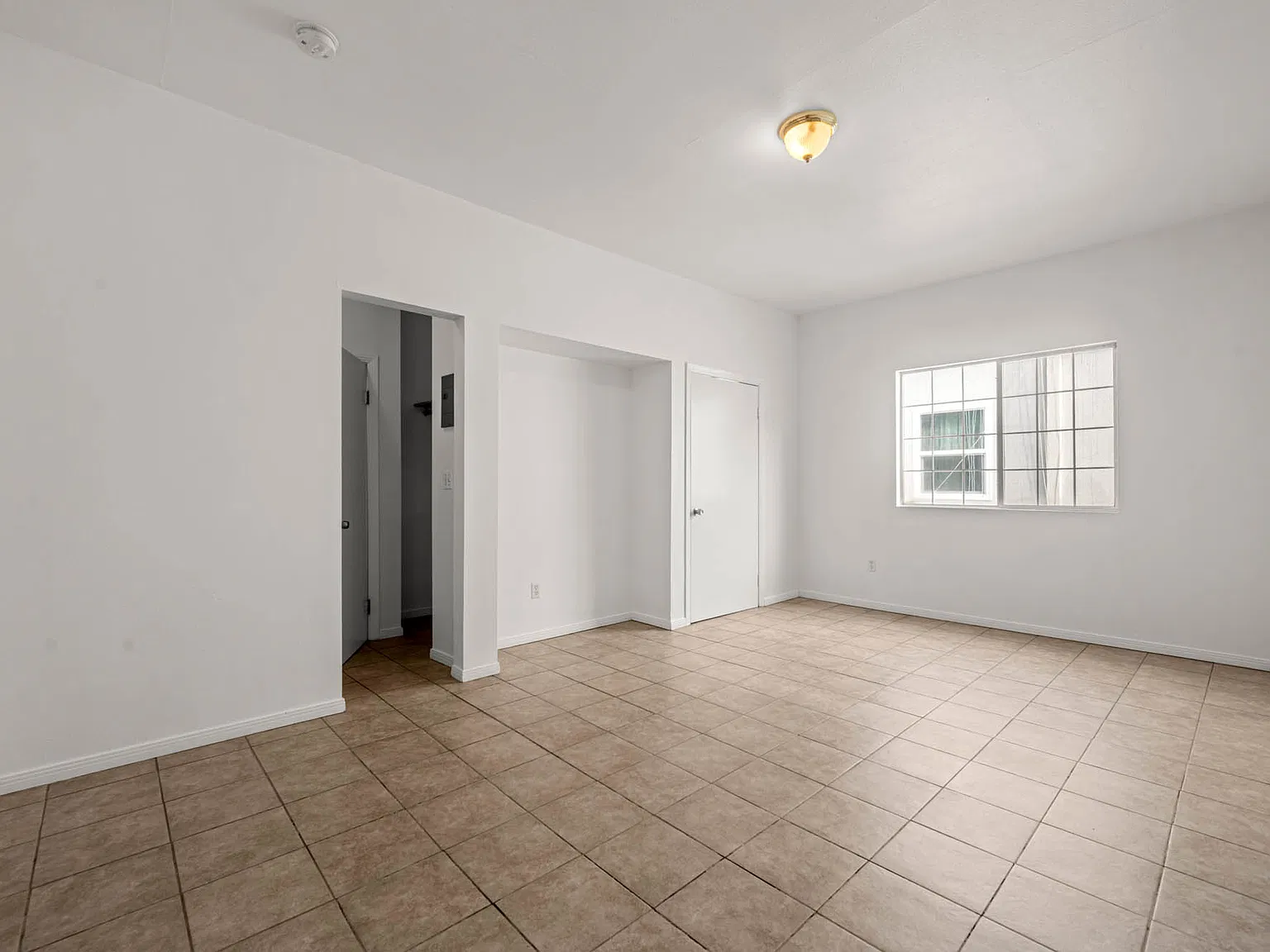 936 Kenmore — Photo 4