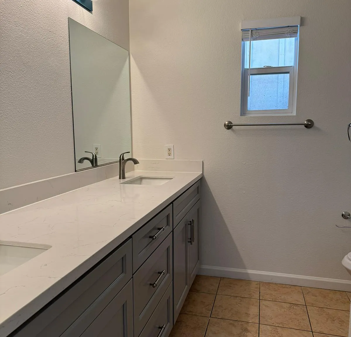 4 bed, 2.5 bath, 2004 sqft, $3,500 — Photo 4