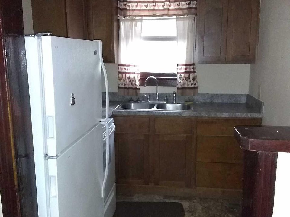 1st image of 124 E 11th St #1