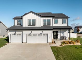 2621 Autumn Woods Dr, Cedar Falls, IA 50613