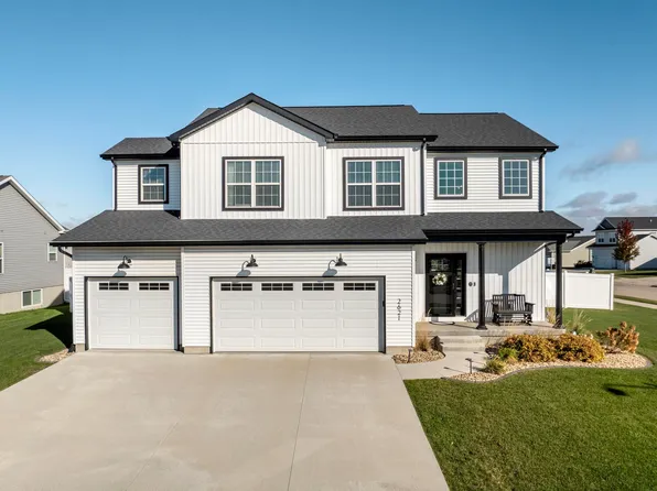 2621 Autumn Woods Dr, Cedar Falls, IA 50613