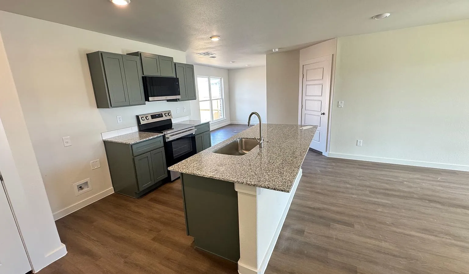3 bed, 1200 sqft, $3,200 — Photo 2