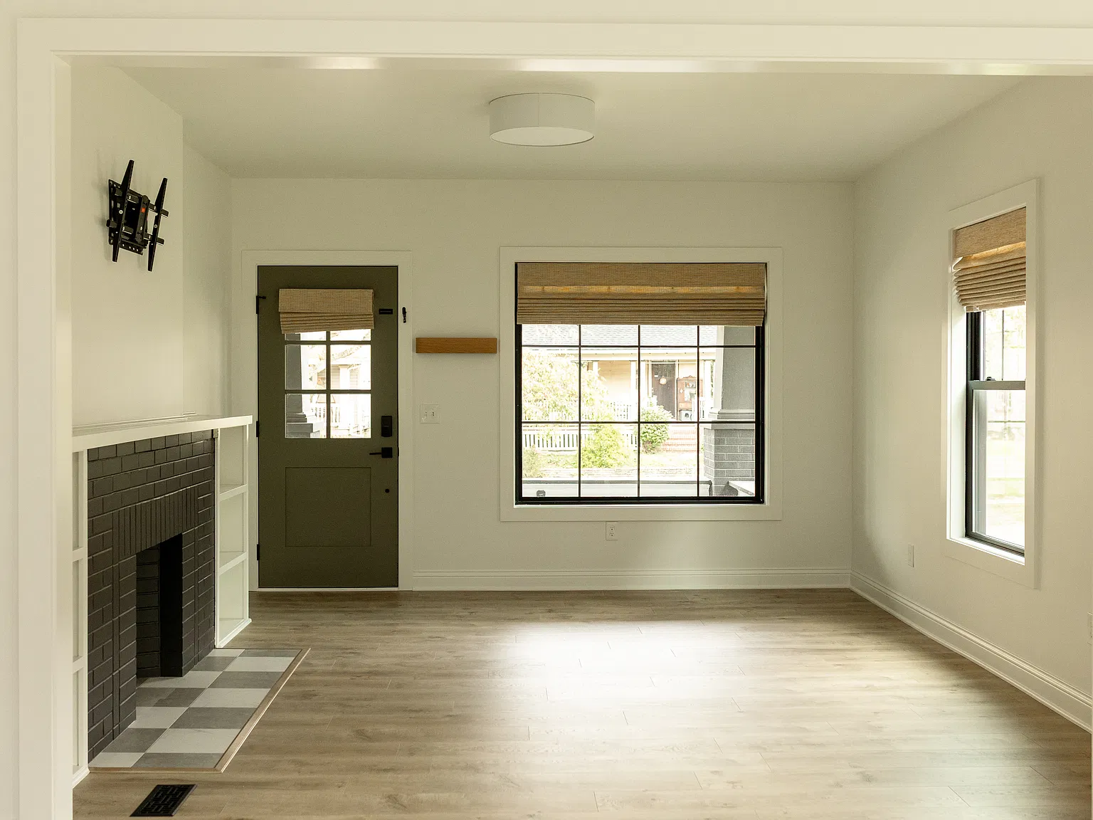 3 bed, 1.5 bath, 1300 sqft, $2,450 — Photo 3