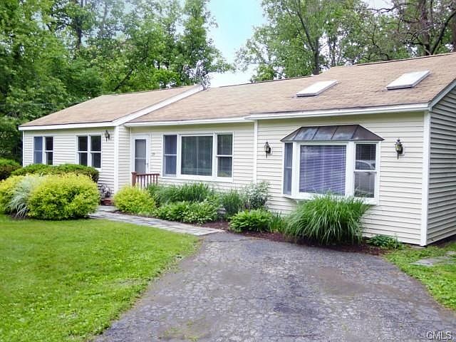Welcome home! 29 Charterhouse Rd ~ 3 bedrooms, 1 & 1/2 baths