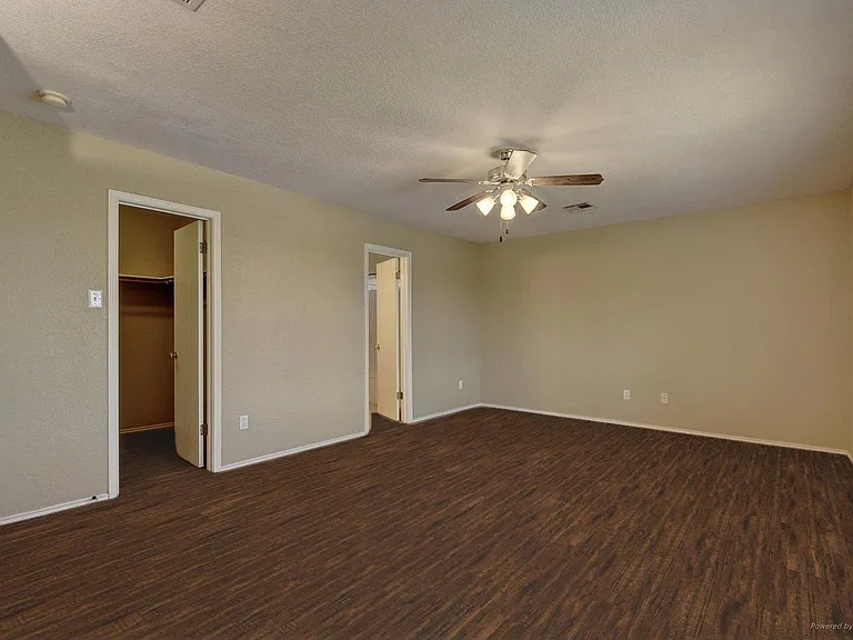 Master Bedroom w/ walking closet