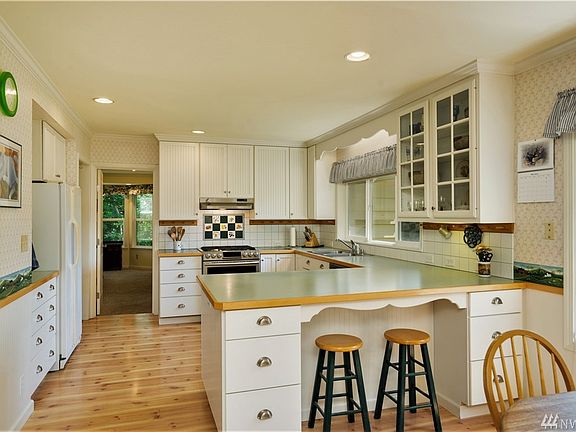 Kitchen, Loads of Counter and Storage, 5 Burner Gas  Range w Convection Oven