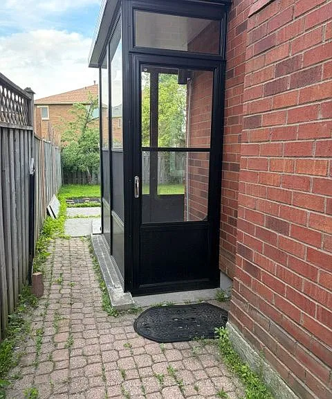 Sheppard Ave E — Photo 15
