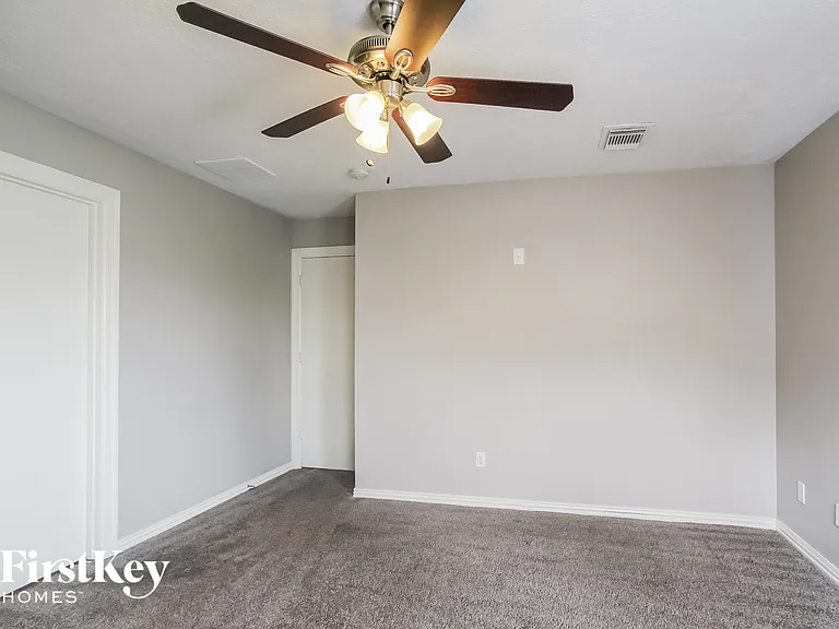 916 Willaby St — Photo 8