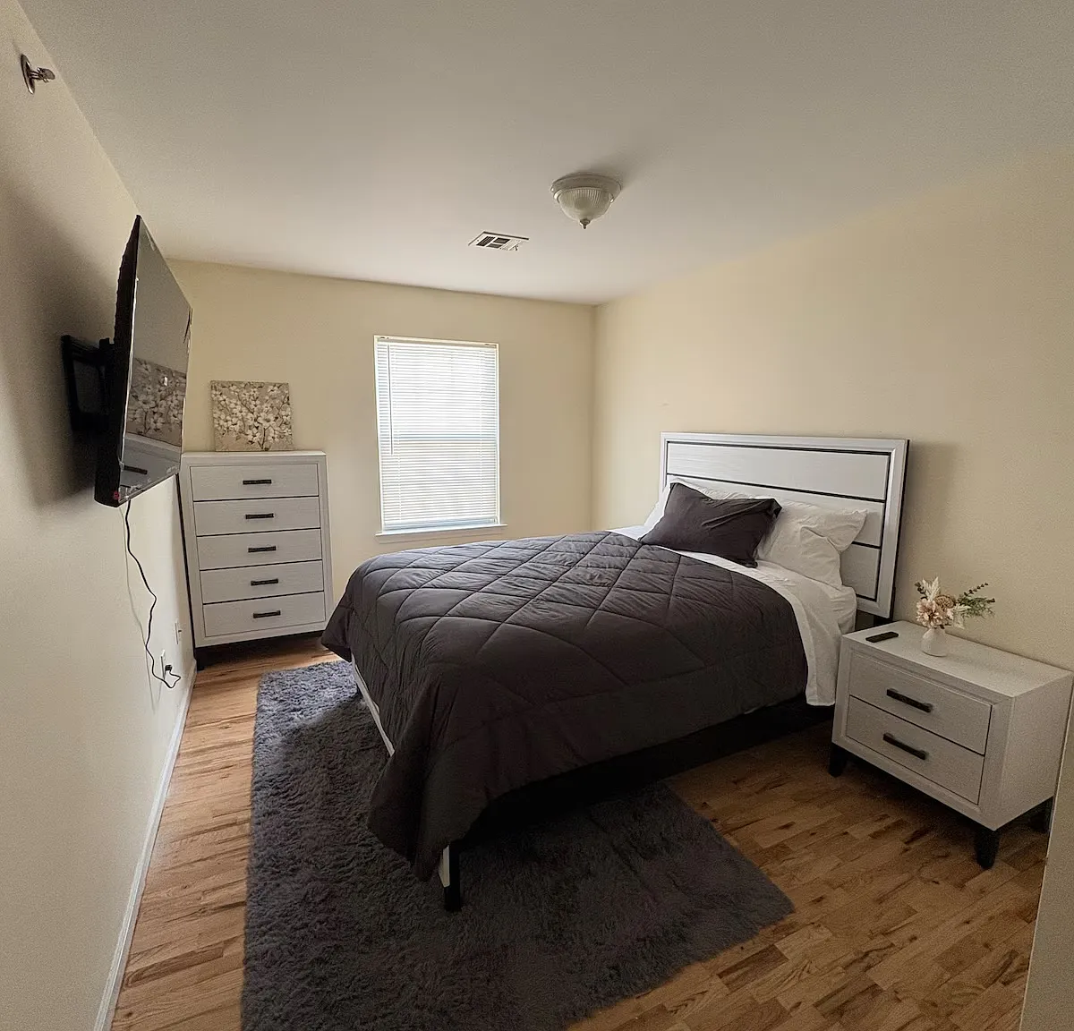 3 bed, $900 — Photo 1