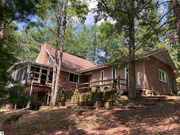 3rd image of 581 Abbott Rd