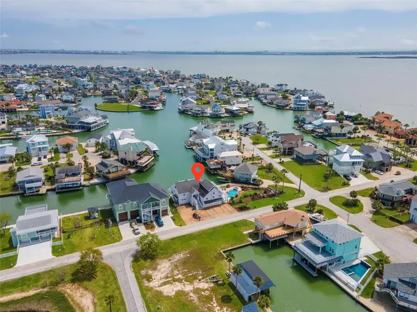 208 Coconut St, Tiki Island, TX 77554