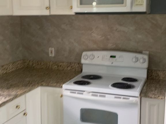 3rd image of 893 Iris Dr