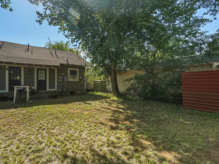 735 Victoria St — Photo 16