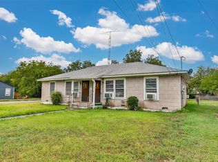 401-403 N Howeth St, Gainesville, TX 76240