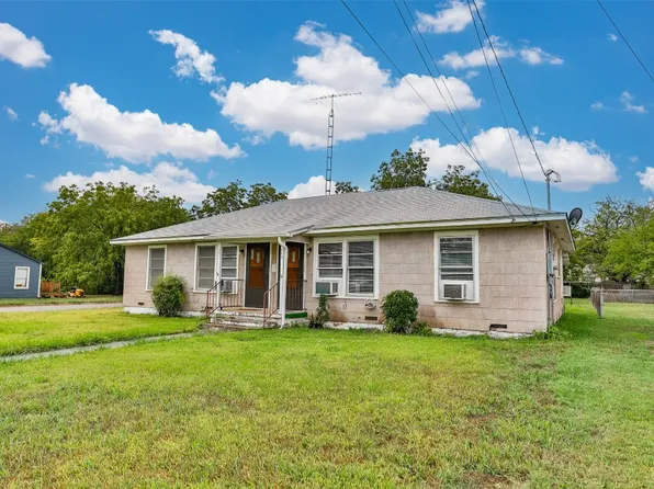 401-403 N Howeth St, Gainesville, TX 76240