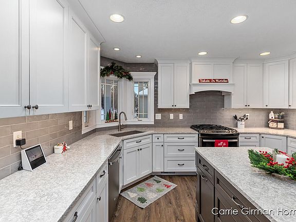 5th image of 1014 E Bluff Ct