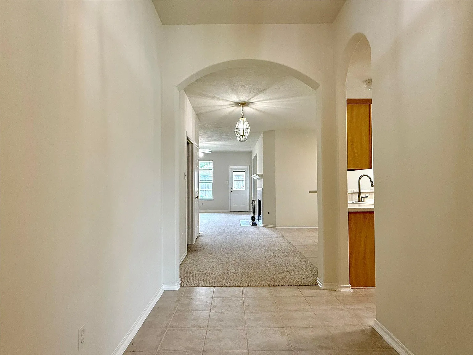 3 bed, 2.0 bath, 1900 sqft, $1,990 — Photo 4