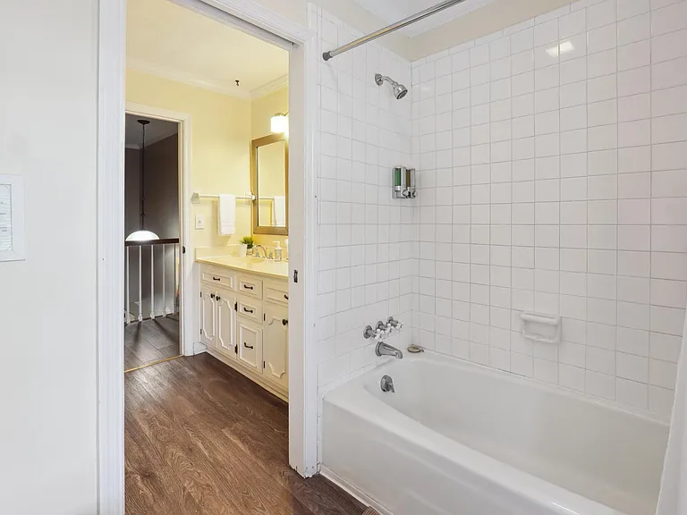 Full Hallway Bathroom (combination tub/shower) with double sink -Upstairs Level