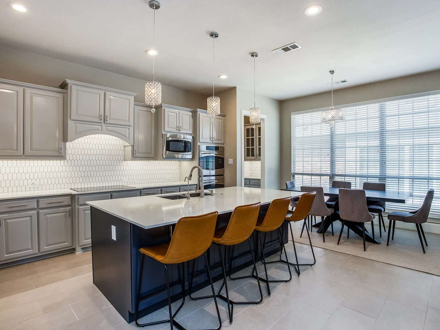 5 bed, 4645 sqft, $4,850 — Photo 4