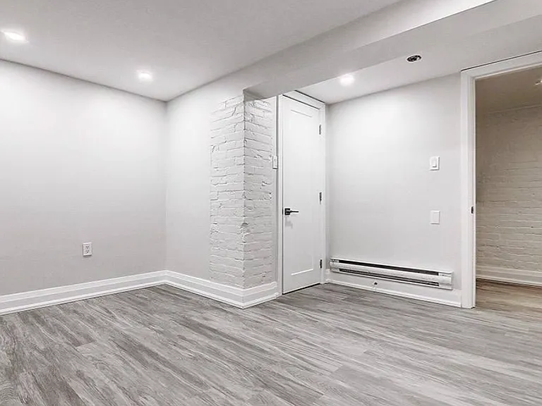 454 Markham St #LOWER — Photo 11