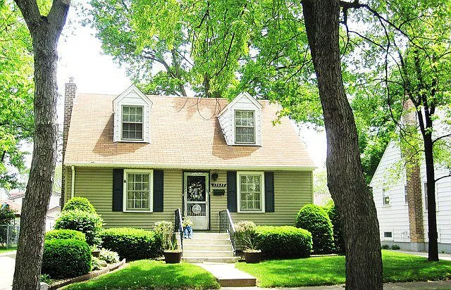 17637 Community St photo 1